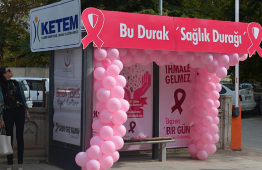Meme kanserine farkındalıkta son nokta! Pembe otobüs durağı