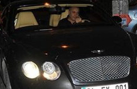 Ünlü şarkıcı Cenk Eren'e şok! Arabasının camını patlatıp...