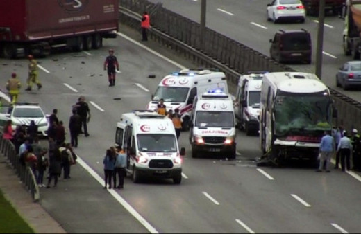 TEM'deki feci kaza trafiği kilitledi: Yaralılar var!