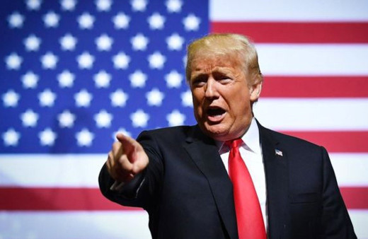 Sokağa 'üzerime işe' yazılı mini Trump büstleri koydu