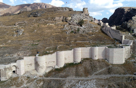 Sivas'ta temelinden burcuna 788 yıllık Türk kalesi