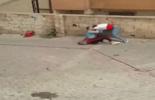 Liseli kızlar sokak ortasında kapıştı gören şaşıp kaldı