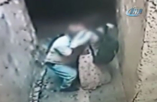 Engelli kız çocuğuna sokak ortasında cinsel taciz