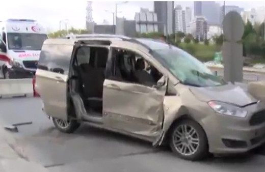 İki araç aynı gişeden geçmeye kalkınca...