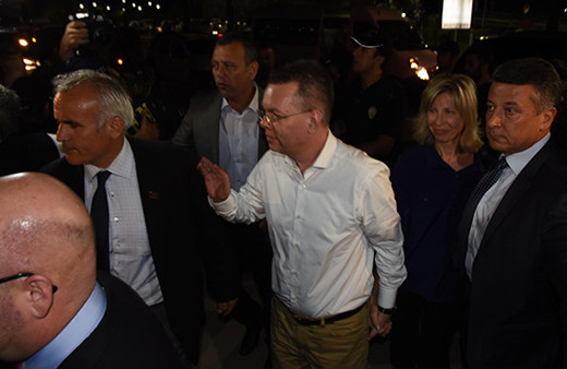 Papaz Rahip Brunson Türkiye'den ayrıldı!