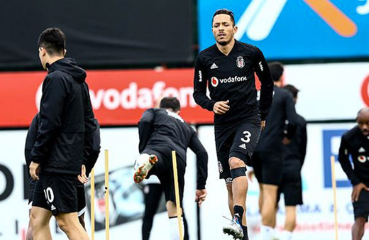  Adriano'dan Beşiktaş'a kötü haber!