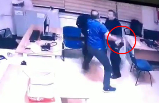 Korkunç görüntüler! Polise demir sopayla saldırdı