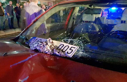 Otomobil çarpan kadın öldü, başörtüsü sileceğe takılı kaldı