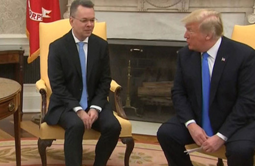 Trump, Rahip Brunson'ı Beyaz Saray'da ağırladı