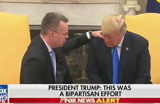 Trump, Rahip Brunson'ı Beyaz Saray'da ağırladı