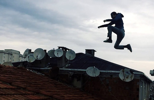 Yer: İstanbul: Çılgın gençler çatıdan çatıya takla atarak uçtu