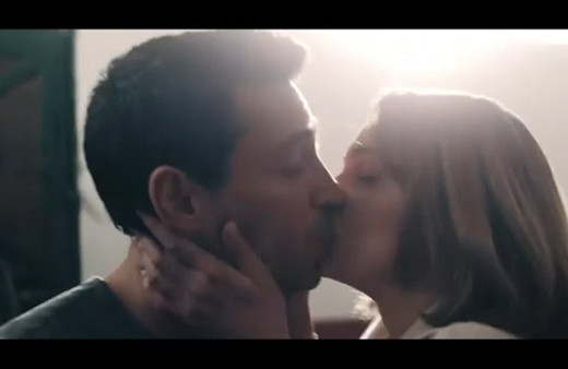 Farah Zeynep Abdullah ve Ekin Koç'un olay öpüşme sahnesi!