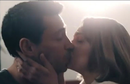 Farah Zeynep Abdullah ile Ekin Koç'un olay öpüşme sahnesi!