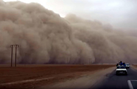 Toz fırtınası görenleri hayrete düşürdü!