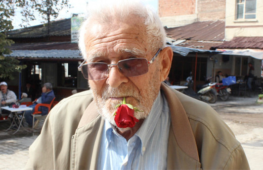 60 yıldır ağzında gül ile dolaşıyor