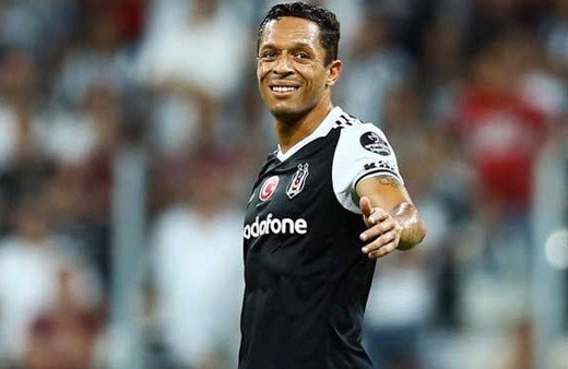 Adriano'dan Beşiktaş'a kötü haber!
