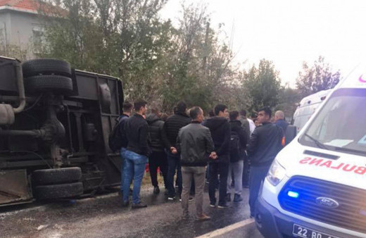 Askerleri taşıyan servis kaza yaptı: Çok sayıda yaralı var!