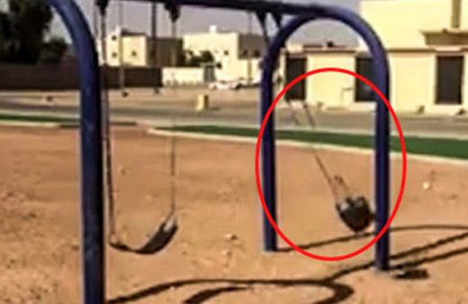 Tüyler ürperten görüntü! Salıncak kendi kendine böyle salladı