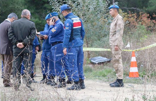 Yol kenarında erkek cesedi ile ağır yaralı kadın bulundu