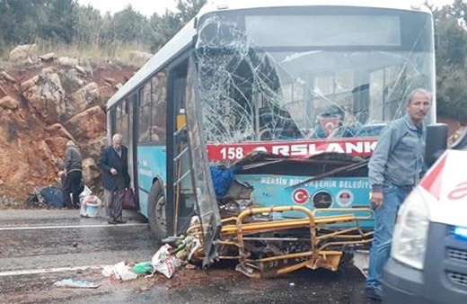 Mersin'de belediye otobüsü kayalıklara çarptı yaralılar var