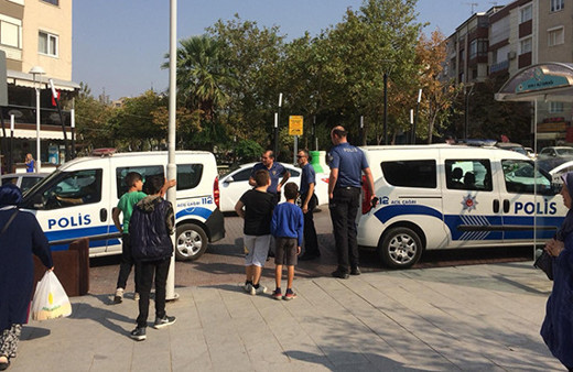 Hareketli anlar: Tacizciyi linçten polis kurtardı!