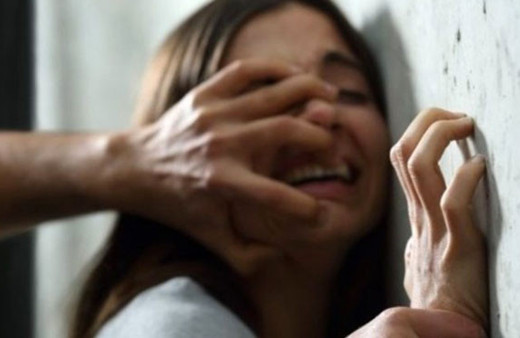 İğrenç baba öz kızına tecavüz etti!