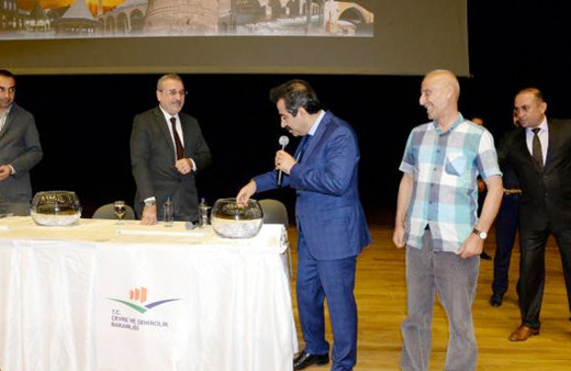 Sur'da terör mağduru ailelerin konutları için kura çekildi