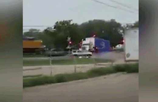 Tren bariyere sıkışan TIR'ı paramparça etti