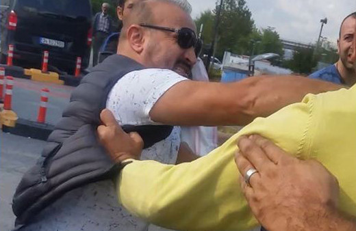 Turiste sahte dolar veren taksici ile Uberci yumruk yumruğa kavga etti!