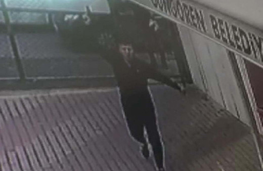 Kırmızı karta silah çekti