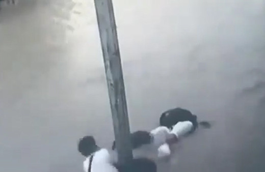 Elektrik direğine dokunanlar hayatını böyle kaybetti!