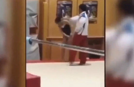 Ülke ayağa kalktı! Antrenörü sporcuyu böyle tokatladı