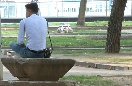 Tarihi eserlerin üzerine oturdular