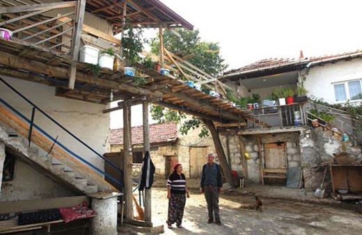 Böyle eşler de var ! Yorulmasın diye köprü yaptı