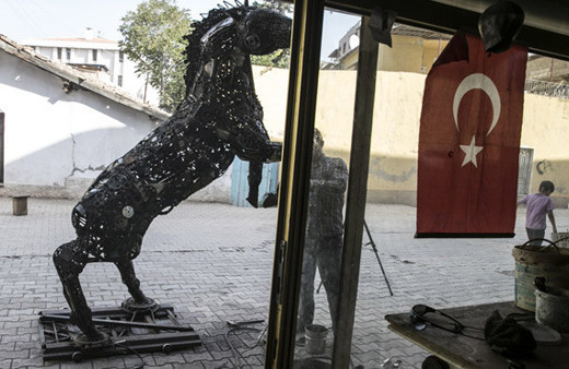 30 bin parça hurdadan at heykeli yaptı