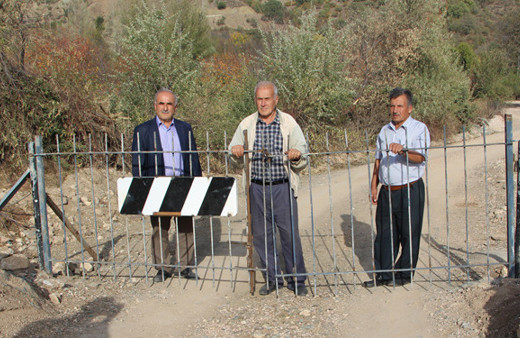 Böylesi görülmedi! Köyü köylünün üzerine kilitledi 