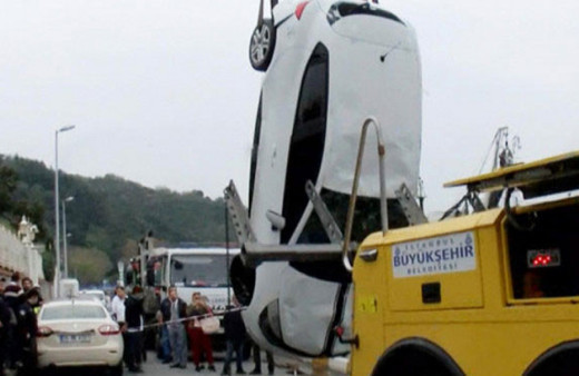 Arabasını denize itip taksiyle ayrıldı