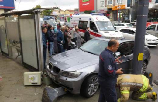 Üsküdar'da otomobil, otobüs durağına daldı: Yaralılar var