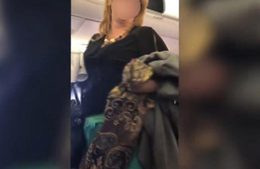 Yolcu uçağında ırkçı kadın yolcu terör estirdi