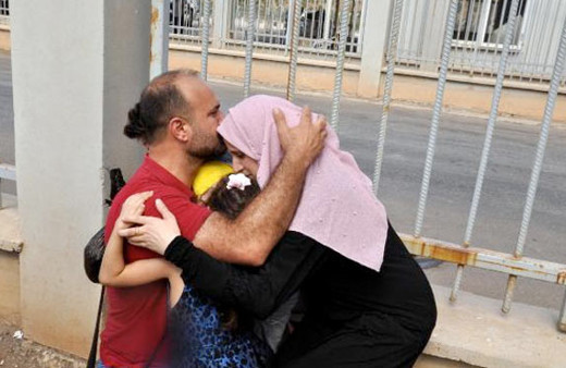 Sınır kapısında 7 gündür elinde çiçekle bekliyordu mutlu son