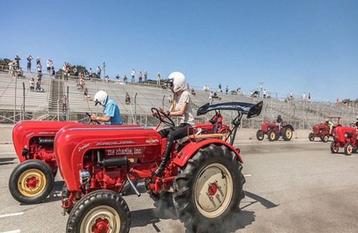 Traktörün üzerinde rüzgar gibi geçti! Ünlü tenisçi...