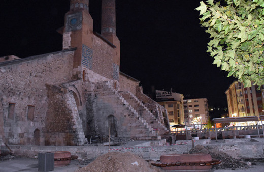 Camide yüz yıllık gizli tünel