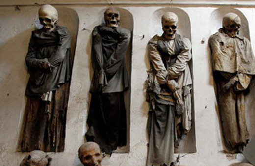 Ölüler evi binlerce yıllık cesetlerle dolu gören herkes ürperiyor