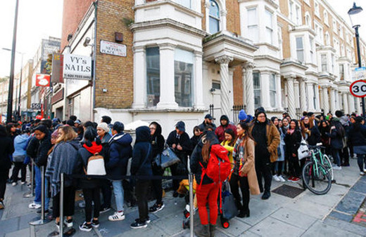 Hamburger yemek için 18 saat sırada beklediler