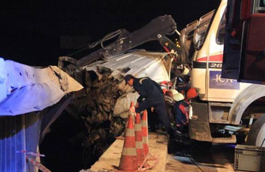 Feci kaza! Bariyerlerde asılı kaldı