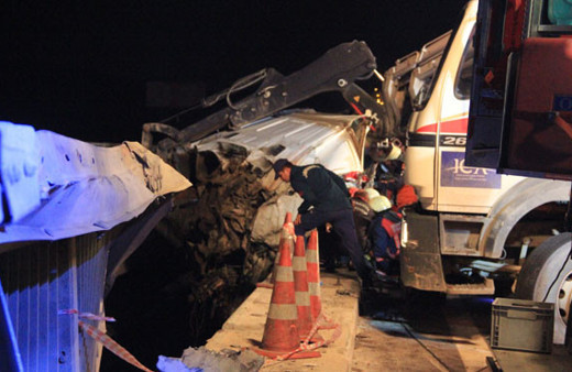 İstanbul'da korkunç kaza! Bariyerde asılı kaldı...