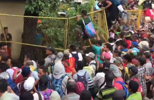 Meksika sınırında insanlık dramı! 'Açız bırakın girelim'