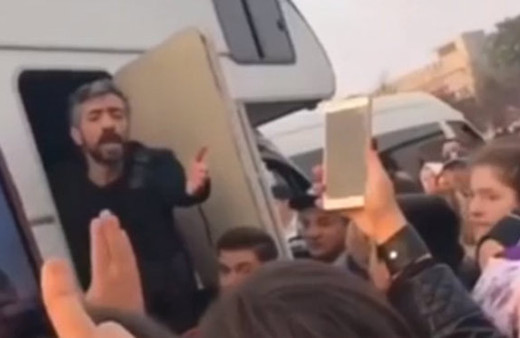 Ünlü şarkıcıdan fotoğraf çektirmek isteyen hayranına büyük terbiyesizlik! 