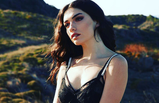  Hazar Ergüçlü kendisini eleştiren takipçisine fena ayar verdi!