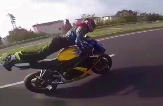 Şınav çekecek yer mi yok? Trafiği tehlikeye attı!